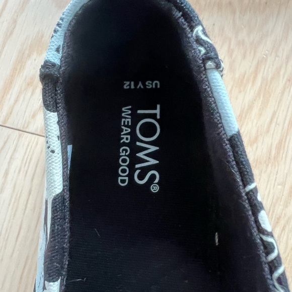 Size 12 Halloween Toms glow in the dark canvas shoes. Ghosts 👻 - Picture 6 of 7